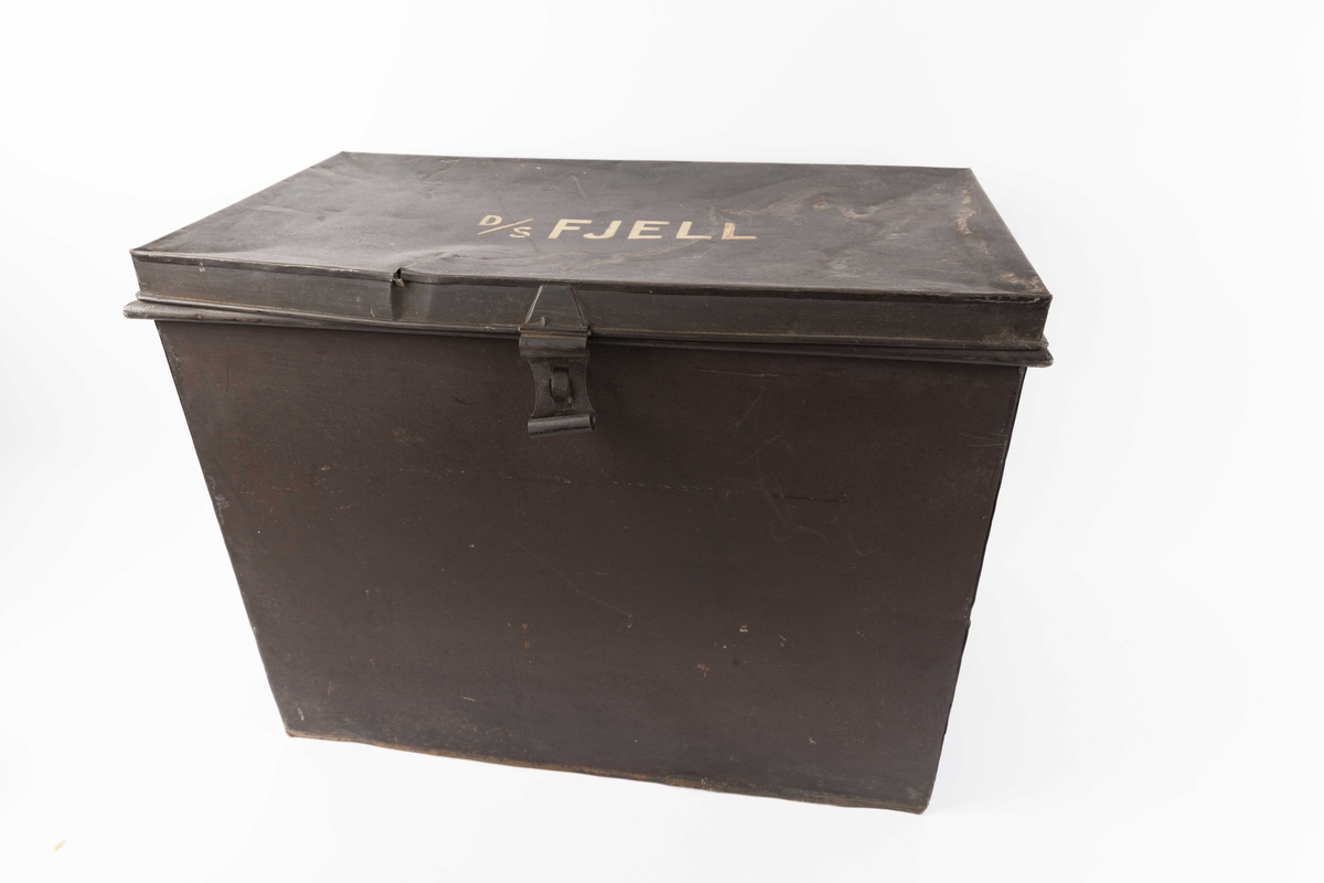 Regnskapskiste fra DS FJELL (trolig bg. 1908)i metall med hengslet lokk. For oppbevaring av regnskapsbøker. Håndtak på kortside samt beslag for hengelås i front. Rektangulær.