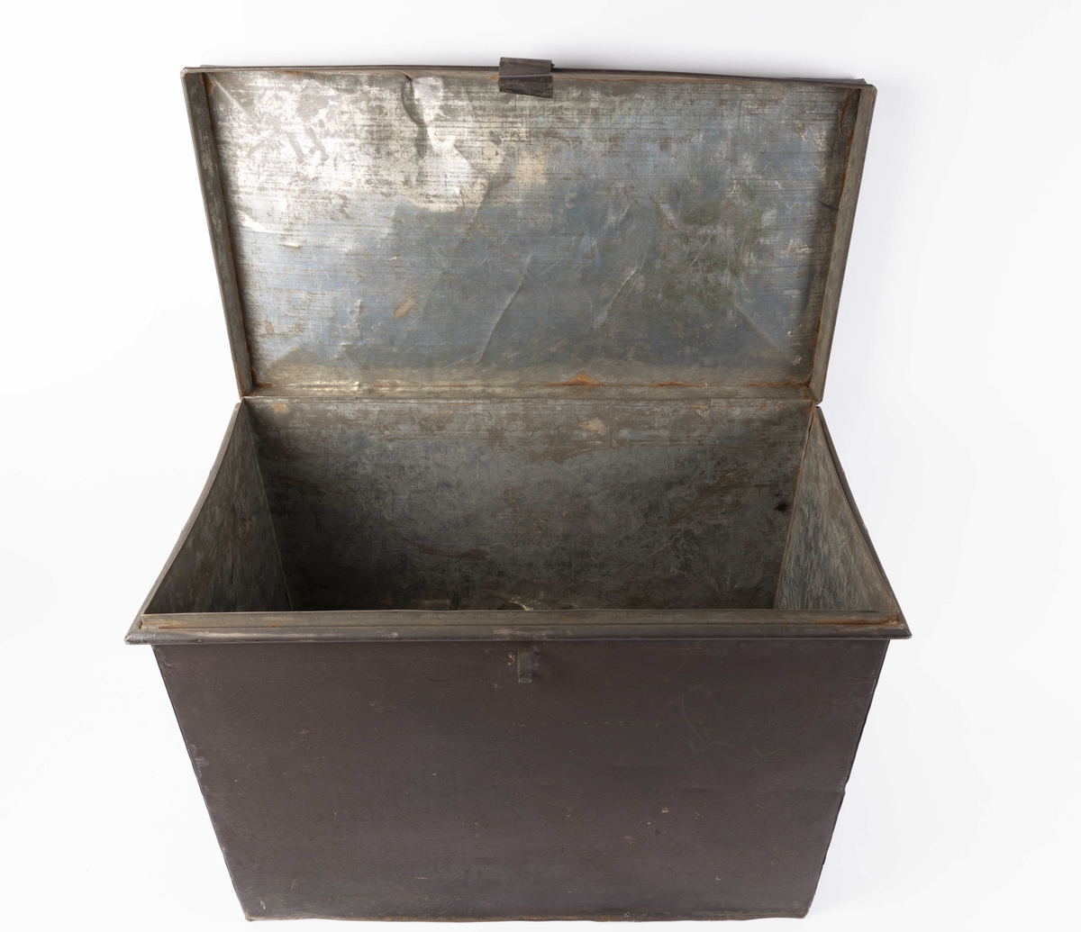 Regnskapskiste fra DS FJELL (trolig bg. 1908)i metall med hengslet lokk. For oppbevaring av regnskapsbøker. Håndtak på kortside samt beslag for hengelås i front. Rektangulær.