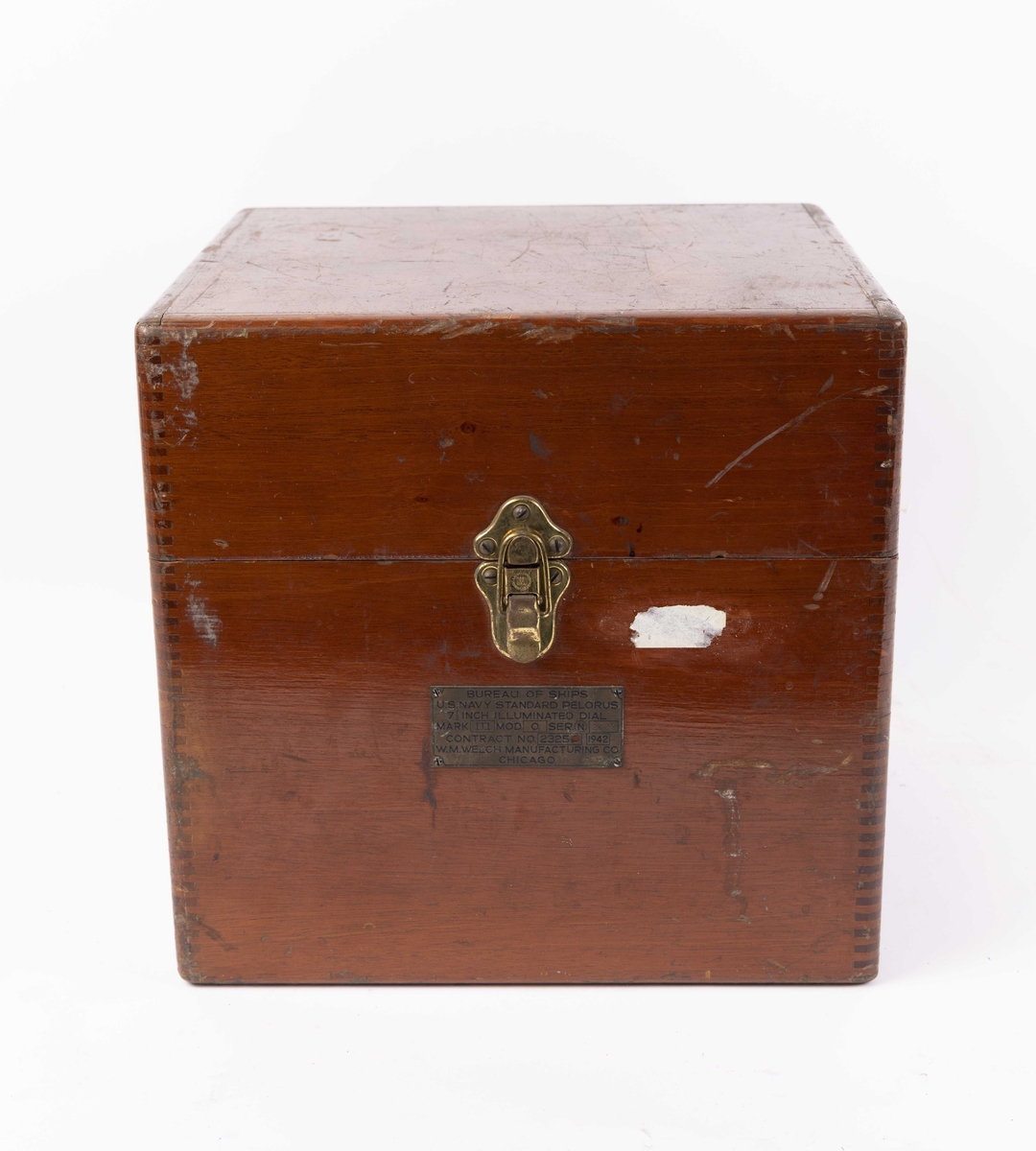 Gyrokompass med oppheng og siktedioptere, med elektrisk tilkobling og lys. Metallhette over kompasset. Oppbevart i egen transportkasse