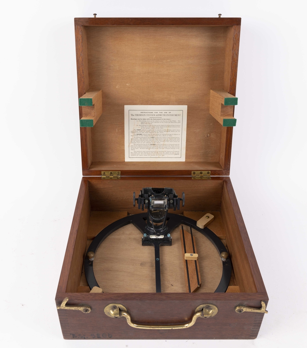 Gyro-kompass trolig fra 1950-årene. Azimuth-speil med speil og vater montert på  kompassring. Ligger i trekasse med lokk. I trekassen er også to runde stag/pinner (ukjent bruk). Brukt ombord på MS METEOR.