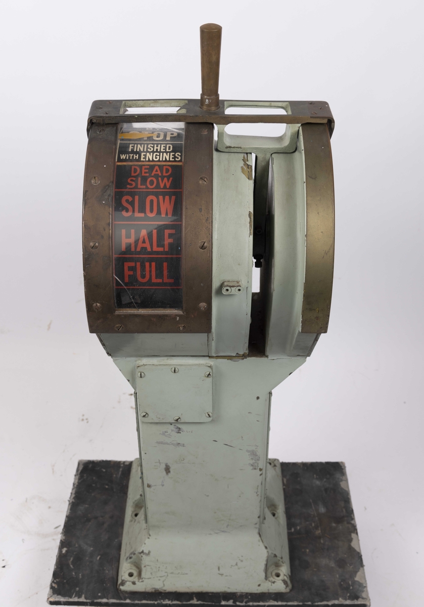 Engelsk produsert maskintelegraf på sokkel fra ukjent skip. Trolig produsert rundt 1960-årene.