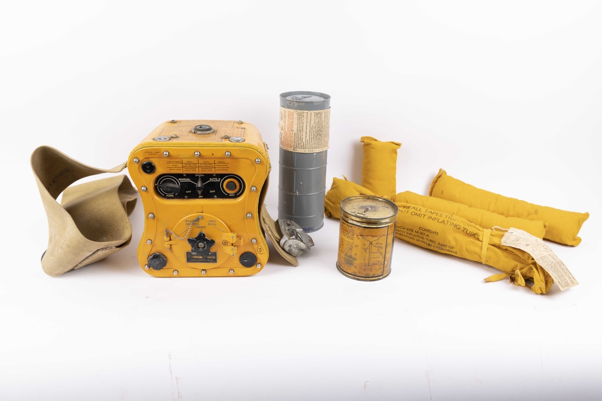 Nødradiosender typer Bendix Aviation Limited. Amerikansk radiosender benyttet under krigen 1939-45. Bærbar sender i metall oppbevart i en solid innvendig polstret presenningsbag sammen med hydrogencontainer, metallboks som inneholder ballong typer M-278 A, oppblåsingsrør med futteral. På nødradio er det på baksiden montert en håndsveiv for bruk på topp av maskinen samt belte for feste rund mage når den er i bruk. Her står også bruksanvisning og morsekode (morsealfabetet).