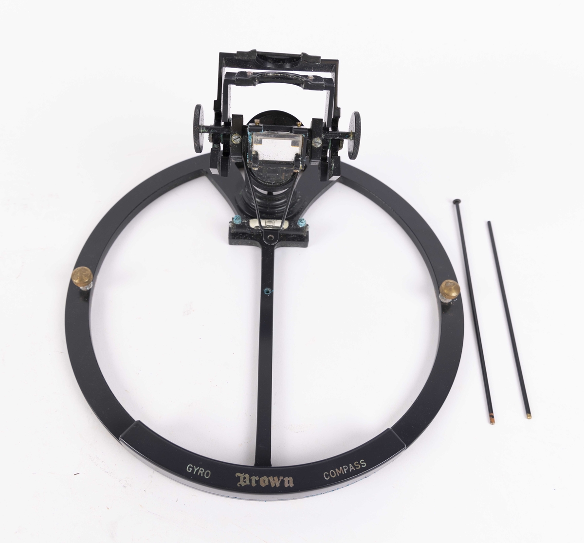 Gyro-kompass trolig fra 1950-årene. Azimuth-speil med speil og vater montert på  kompassring. Ligger i trekasse med lokk. I trekassen er også to runde stag/pinner (ukjent bruk). Brukt ombord på MS METEOR.