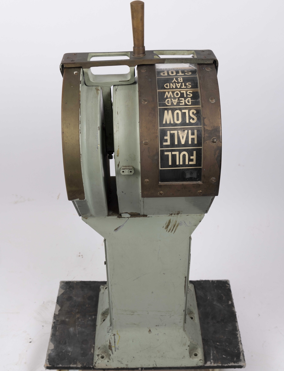 Engelsk produsert maskintelegraf på sokkel fra ukjent skip. Trolig produsert rundt 1960-årene.