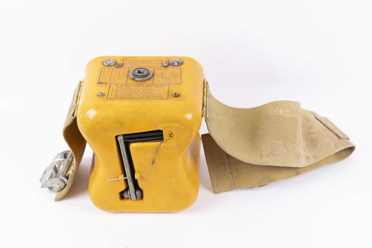 Nødradiosender typer Bendix Aviation Limited. Amerikansk radiosender benyttet under krigen 1939-45. Bærbar sender i metall oppbevart i en solid innvendig polstret presenningsbag sammen med hydrogencontainer, metallboks som inneholder ballong typer M-278 A, oppblåsingsrør med futteral. På nødradio er det på baksiden montert en håndsveiv for bruk på topp av maskinen samt belte for feste rund mage når den er i bruk. Her står også bruksanvisning og morsekode (morsealfabetet).