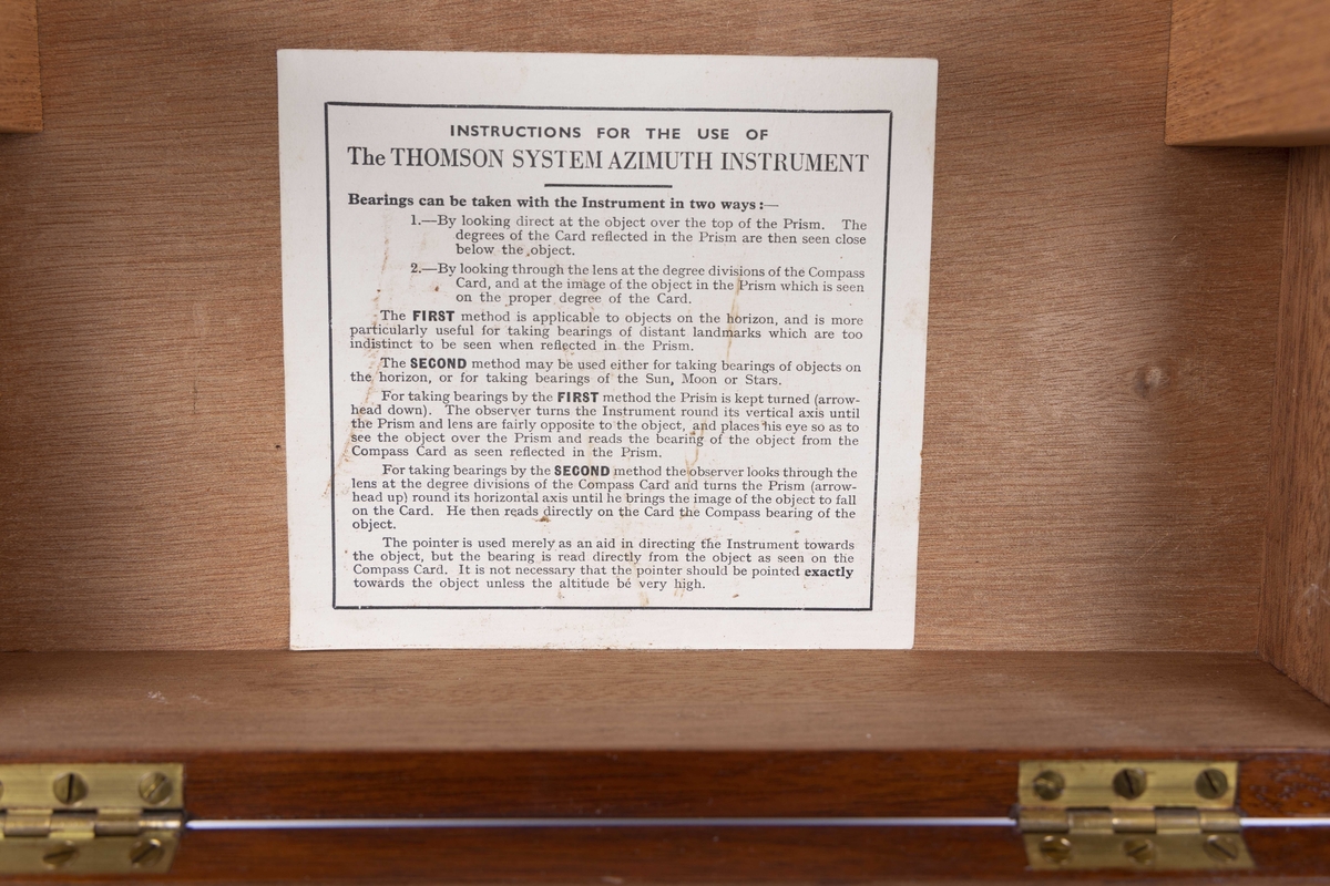 Gyro-kompass trolig fra 1950-årene. Azimuth-speil med speil og vater montert på  kompassring. Ligger i trekasse med lokk. I trekassen er også to runde stag/pinner (ukjent bruk). Brukt ombord på MS METEOR.