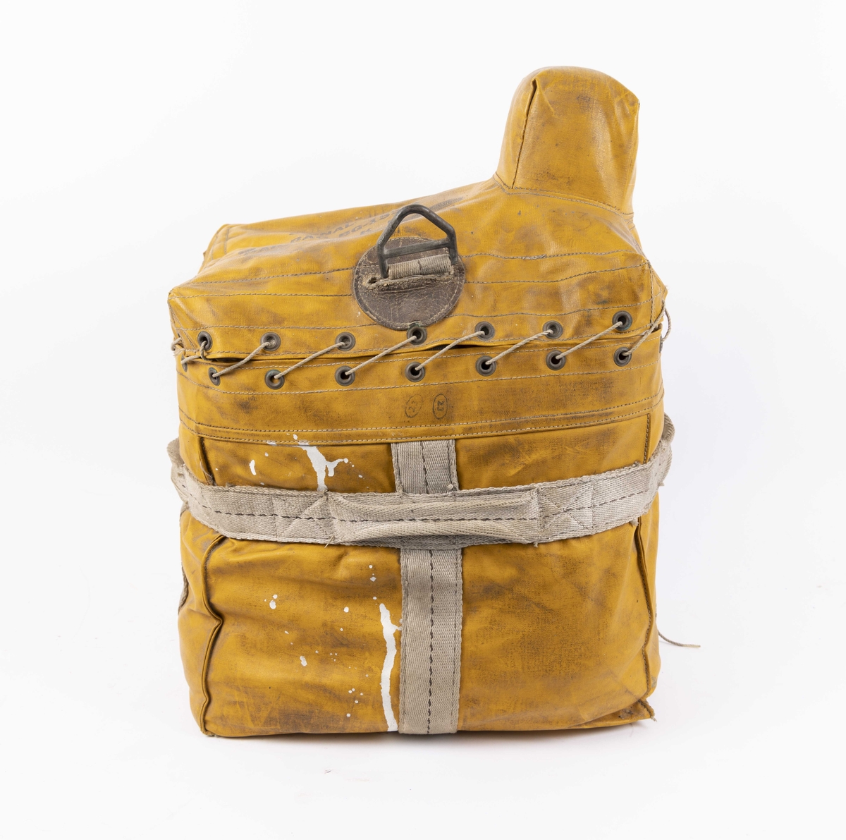 Nødradiosender typer Bendix Aviation Limited. Amerikansk radiosender benyttet under krigen 1939-45. Bærbar sender i metall oppbevart i en solid innvendig polstret presenningsbag sammen med hydrogencontainer, metallboks som inneholder ballong typer M-278 A, oppblåsingsrør med futteral. På nødradio er det på baksiden montert en håndsveiv for bruk på topp av maskinen samt belte for feste rund mage når den er i bruk. Her står også bruksanvisning og morsekode (morsealfabetet).