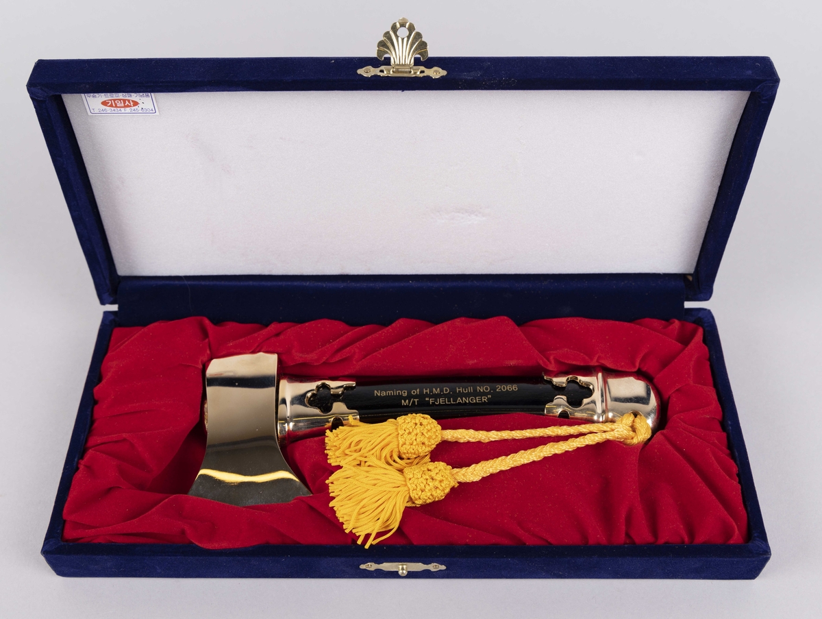 Gave til gudmor i forbindelse med skipsdåp av MT FJELLANGER. Øks med dekor og inngravert tekst i gaveeske.