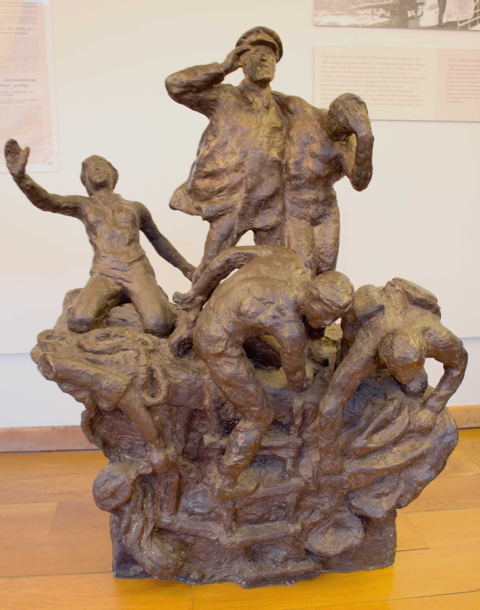 Skulptur forestiller et skipsmannskap på et synkende skip.