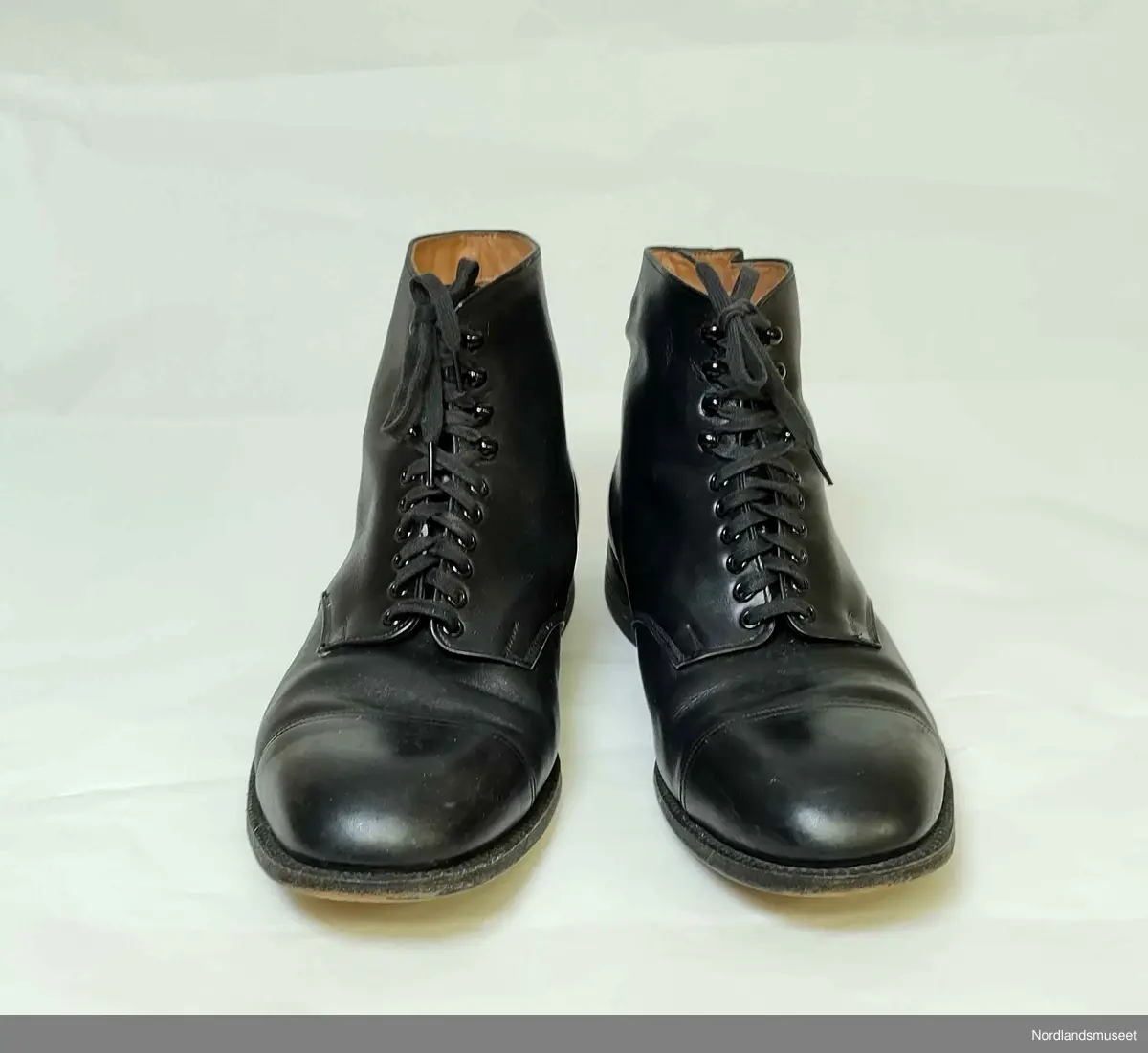 Snøresko til herre i svart skinn. Str. 8.