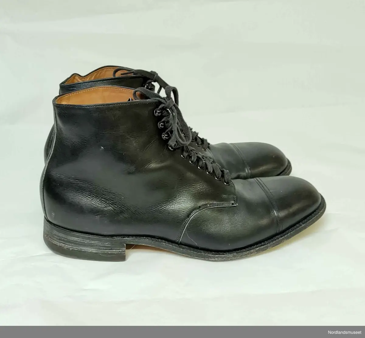 Snøresko til herre i svart skinn. Str. 8.