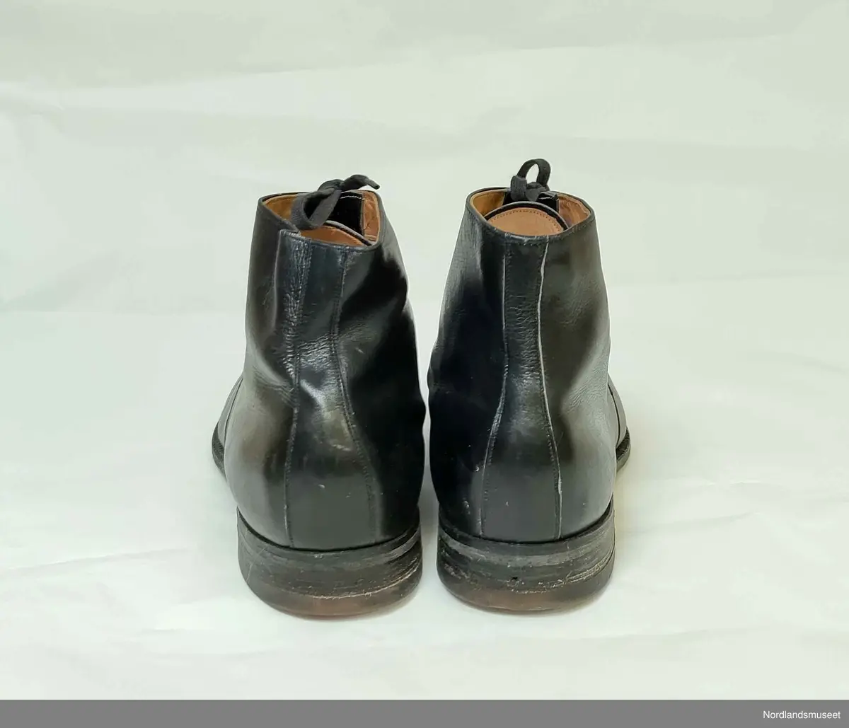 Snøresko til herre i svart skinn. Str. 8.