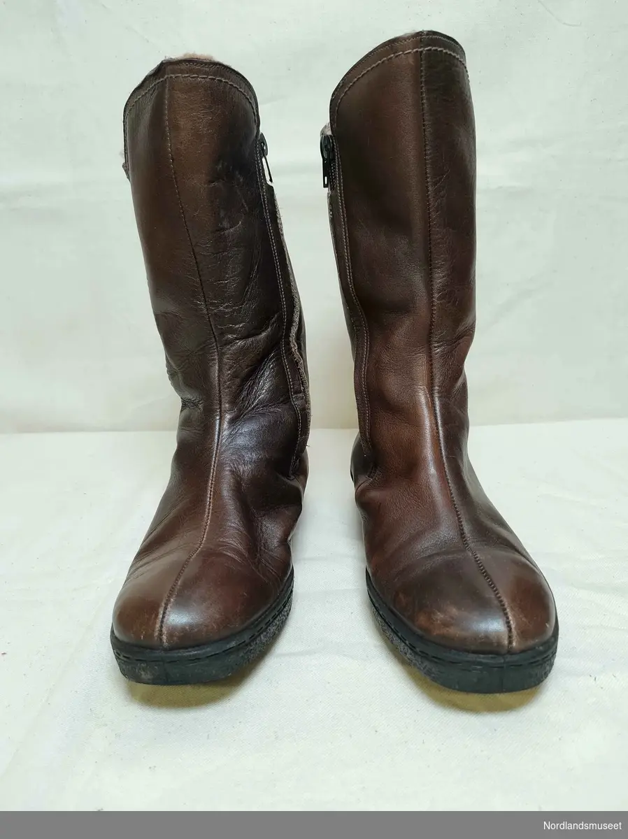 Vintersko i btunt skinn til dame. Fôret med ullstoff.