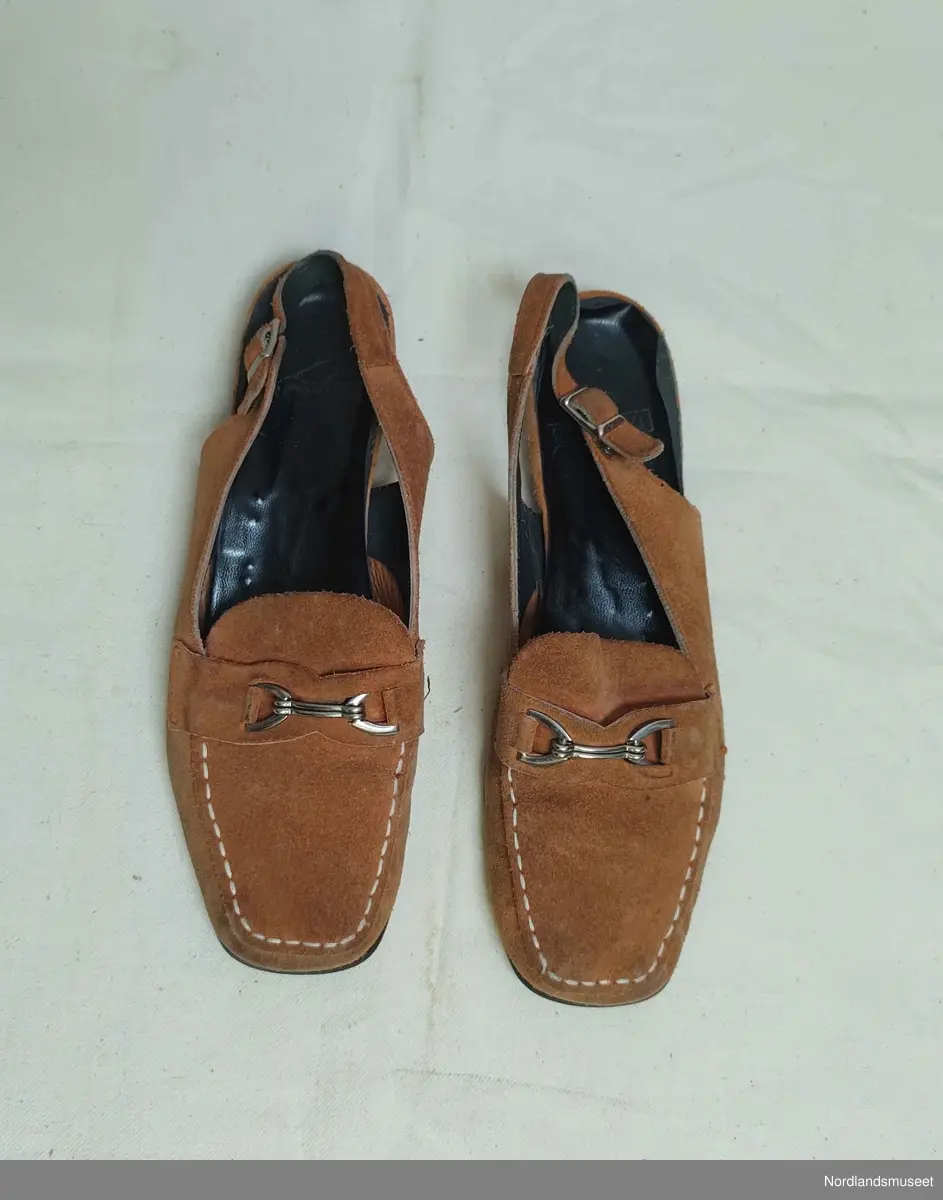 Sko til dame i brun semsket skinn. Hæl med litt høyde. Metallspenne. Original skoeske.