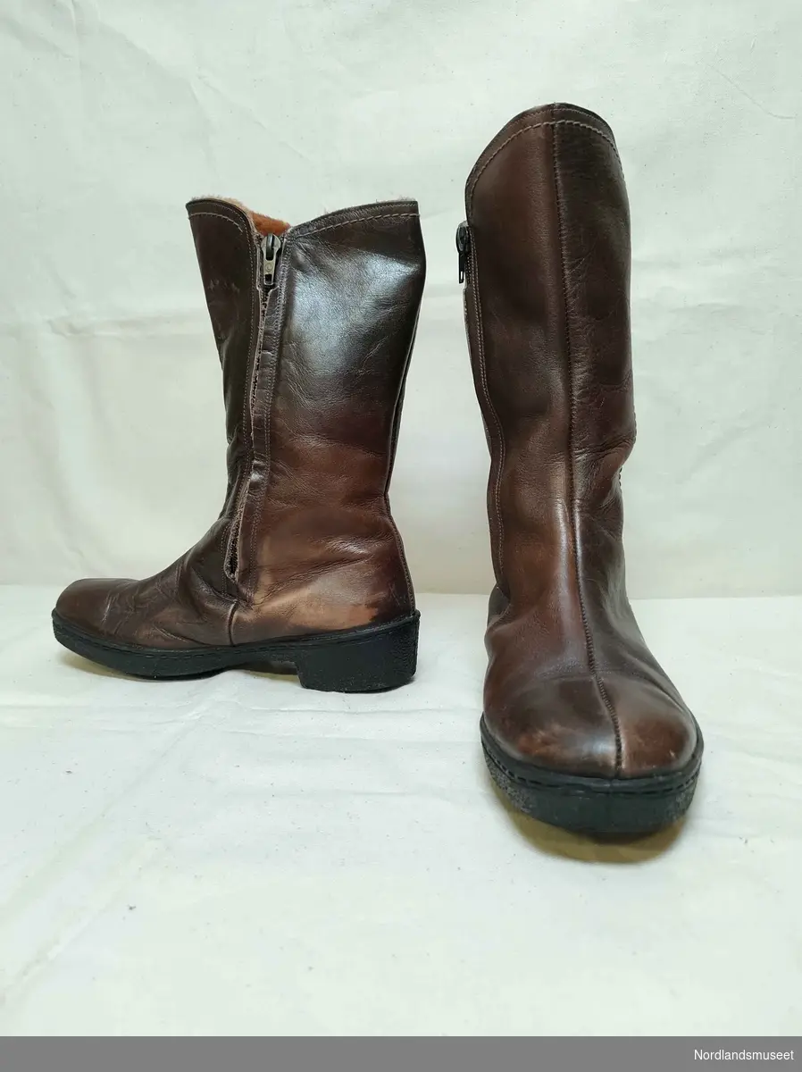 Vintersko i btunt skinn til dame. Fôret med ullstoff.