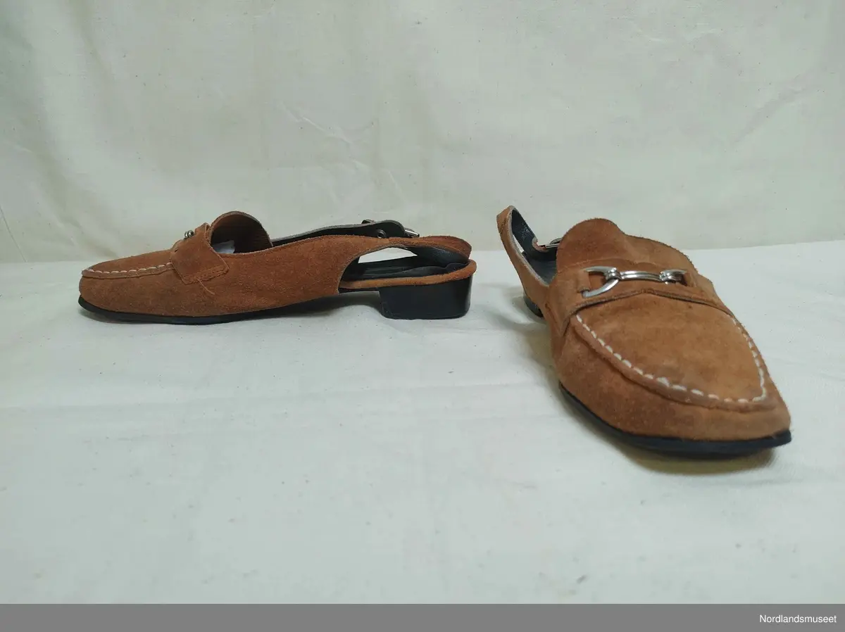 Sko til dame i brun semsket skinn. Hæl med litt høyde. Metallspenne. Original skoeske.