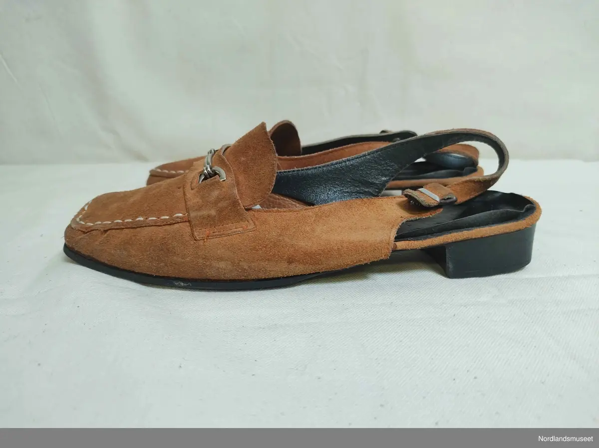 Sko til dame i brun semsket skinn. Hæl med litt høyde. Metallspenne. Original skoeske.