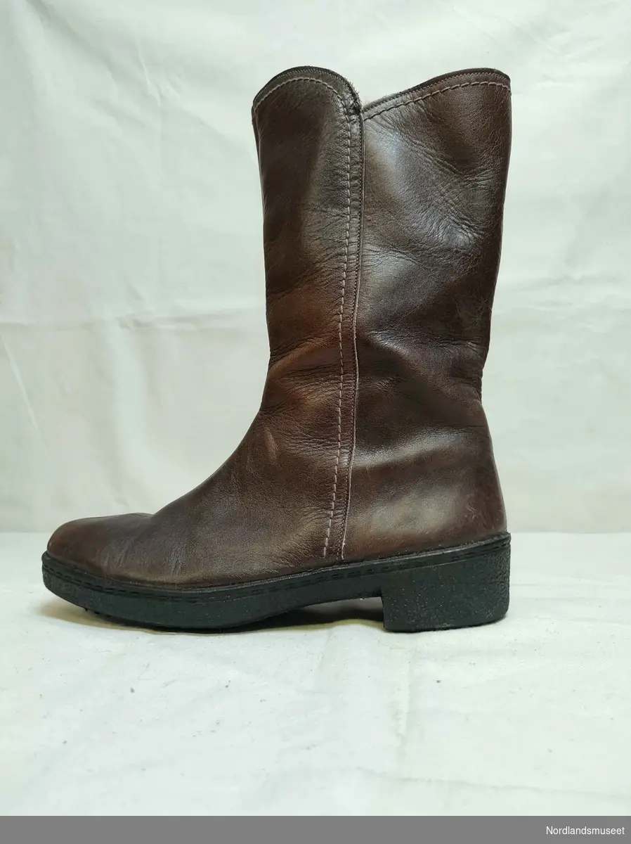 Vintersko i btunt skinn til dame. Fôret med ullstoff.