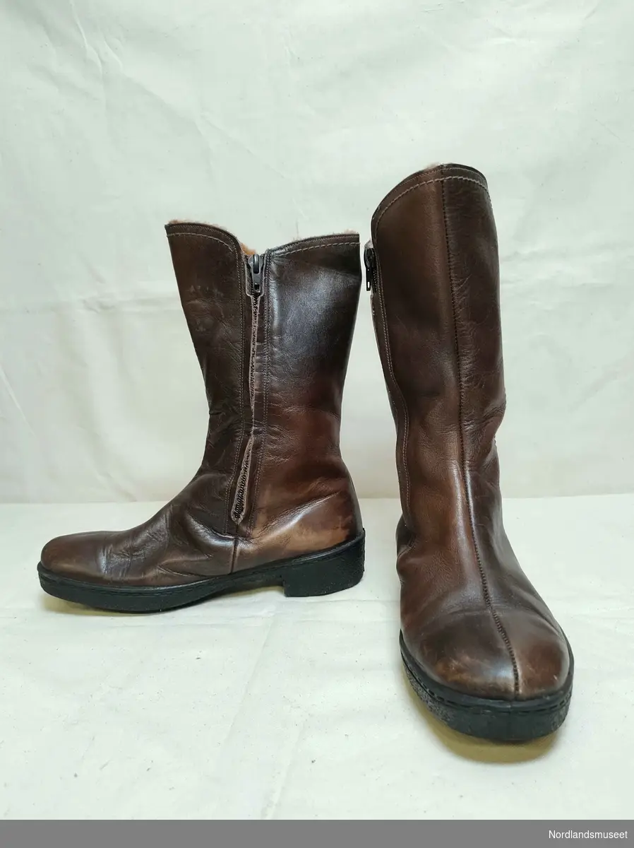 Vintersko i btunt skinn til dame. Fôret med ullstoff.