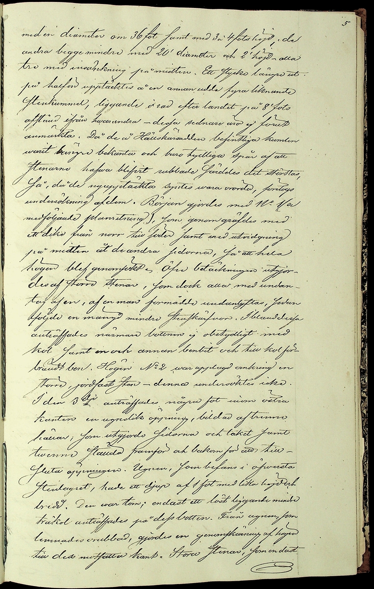 Reseberättelse om en antikvarisk undersökningsresa under juli och augusti månader år 1867 av läroverksadjunkten O. W. Wahlin. 

Socknar som är beskrivna: 
-Leksand (Sunnanäng, Hjortnäs, Sjugare, Gårda häll,Bergsäng, Tjuvholmen, Kärrongbron, Trutsudden, Drittnäs, Gullgatan, Kråkham, Björkberg,    Granberg, Laknäs, Flenberget, Skyberget, Hjortnäs). 
-Rättvik (Tina, Kyrkudden, Brottningen, Hällskärsudden, Kungshols-högen, Kungshamnsskär, Stumsnäs, Amnskär, Kungsviken, Erik Nicule's sten,    Stenen i Norränget, Kalken, Altsarbyn, Benkammar-åkern, Rvergistus åkern, Kyrkboden). 
-Ore (Vindförsberg, Dalfors)
-Orsa (Ore älven)
-Mora (Kråkberg, Orsasjön, Vånsnäs udde, Öna, Långlet, Jättgraven, Vagngropa, Kättbo, Venjan, Skottmyran, Vimo hed, Leksberget)
-Venjan (Vindfångnäset, Torrnäset, Van, Norra Finnäs, Ryttarheden, Landbobyn)
-Järna (Trollhålan)
-Gagnef (Svedjan, Hedningaknös, Bastbergets fäbod, Kjättsar bodarna, Gråbodarna, trollkyrka, Långåsberget, Rista, Norbäcksbodarna)

Not:  Munkstil, runor, Sax-musköt, kalkbod, pilskaft, lada, skatter, benbitar, metallgryta, lansspetsar, knivar, slagg, myrjärn, metallskål, Valborgsmässa, kyrkbyggnad, kummel, stenkummel, kol, rösen, gravhög, ättehög, kopparkista, altartavla, jätte, korsvägar, slagfält.
----------------------------------------------------------------------------------
-By (Fimossen, Trankullen, Fullsta gärde, Näs kvarn, Biskopsholmen, Berg, Orrbergs gubbe, Dansarhedarna, Grönsinka bruk, Rossberga, Tyskbo,    Ingeborgbo slätten, Hofmans pina, Pinan, Fornby, Degerbacken, Näs färja)
-Folkärna (Bäsingen,Brunnbäcks färja, Utsunds färja, Degerön, Dalkarlsmyran, Lerbäcken, Viddarsboda) 
-Grytnäs (Grådö, Baggbohed, Knallasbenning, Avesta kapell, Åsbo kvarn, Lappkällan).

Not: 
-By: Gravhögar, svärd, stålhuva, styckekulor, runsten, biskop Svinhufvud, biskop Trolle, stenröse, gränsröse, offerröse (offerkast), mordplats,    stridsyxa, begravningsplats, Digerdöden, helsingerunor, stenyxor, skafthålsyxa.
-Folkärna: Hillebard, stridshammare, Digerdöden, stenyxor, flinta. -Grytnäs: jättar, gryta, älvkvarn, kvarnsten, ältan, lappar. 
 2: Utdrag av föregående berättelse. (3 sidor).
 3: Karta över fornminnen i Mora; "Grafhögarne vid Kråkberg", Skottmyran och Venjan; "Kumlen vid Vansjön" och "Kumlen å Vindfångnäset".


Handlingen består av 1 bok (29 sidor) "Fornminneföreningen - Diverse handlingar".