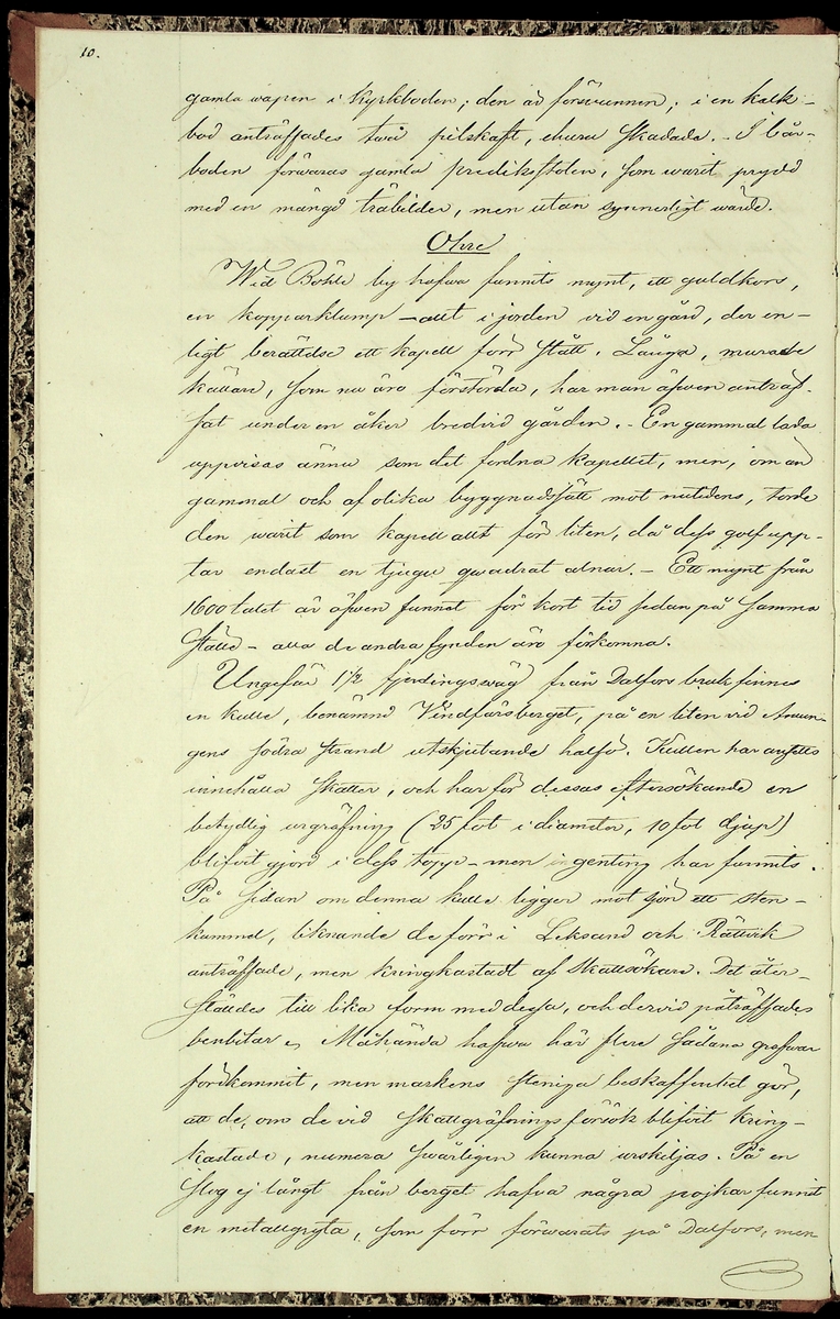 Reseberättelse om en antikvarisk undersökningsresa under juli och augusti månader år 1867 av läroverksadjunkten O. W. Wahlin. 

Socknar som är beskrivna: 
-Leksand (Sunnanäng, Hjortnäs, Sjugare, Gårda häll,Bergsäng, Tjuvholmen, Kärrongbron, Trutsudden, Drittnäs, Gullgatan, Kråkham, Björkberg,    Granberg, Laknäs, Flenberget, Skyberget, Hjortnäs). 
-Rättvik (Tina, Kyrkudden, Brottningen, Hällskärsudden, Kungshols-högen, Kungshamnsskär, Stumsnäs, Amnskär, Kungsviken, Erik Nicule's sten,    Stenen i Norränget, Kalken, Altsarbyn, Benkammar-åkern, Rvergistus åkern, Kyrkboden). 
-Ore (Vindförsberg, Dalfors)
-Orsa (Ore älven)
-Mora (Kråkberg, Orsasjön, Vånsnäs udde, Öna, Långlet, Jättgraven, Vagngropa, Kättbo, Venjan, Skottmyran, Vimo hed, Leksberget)
-Venjan (Vindfångnäset, Torrnäset, Van, Norra Finnäs, Ryttarheden, Landbobyn)
-Järna (Trollhålan)
-Gagnef (Svedjan, Hedningaknös, Bastbergets fäbod, Kjättsar bodarna, Gråbodarna, trollkyrka, Långåsberget, Rista, Norbäcksbodarna)

Not:  Munkstil, runor, Sax-musköt, kalkbod, pilskaft, lada, skatter, benbitar, metallgryta, lansspetsar, knivar, slagg, myrjärn, metallskål, Valborgsmässa, kyrkbyggnad, kummel, stenkummel, kol, rösen, gravhög, ättehög, kopparkista, altartavla, jätte, korsvägar, slagfält.
----------------------------------------------------------------------------------
-By (Fimossen, Trankullen, Fullsta gärde, Näs kvarn, Biskopsholmen, Berg, Orrbergs gubbe, Dansarhedarna, Grönsinka bruk, Rossberga, Tyskbo,    Ingeborgbo slätten, Hofmans pina, Pinan, Fornby, Degerbacken, Näs färja)
-Folkärna (Bäsingen,Brunnbäcks färja, Utsunds färja, Degerön, Dalkarlsmyran, Lerbäcken, Viddarsboda) 
-Grytnäs (Grådö, Baggbohed, Knallasbenning, Avesta kapell, Åsbo kvarn, Lappkällan).

Not: 
-By: Gravhögar, svärd, stålhuva, styckekulor, runsten, biskop Svinhufvud, biskop Trolle, stenröse, gränsröse, offerröse (offerkast), mordplats,    stridsyxa, begravningsplats, Digerdöden, helsingerunor, stenyxor, skafthålsyxa.
-Folkärna: Hillebard, stridshammare, Digerdöden, stenyxor, flinta. -Grytnäs: jättar, gryta, älvkvarn, kvarnsten, ältan, lappar. 
 2: Utdrag av föregående berättelse. (3 sidor).
 3: Karta över fornminnen i Mora; "Grafhögarne vid Kråkberg", Skottmyran och Venjan; "Kumlen vid Vansjön" och "Kumlen å Vindfångnäset".


Handlingen består av 1 bok (29 sidor) "Fornminneföreningen - Diverse handlingar".