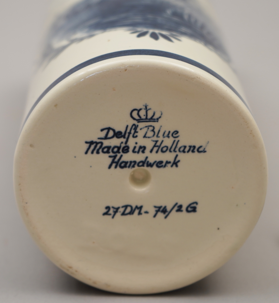 Kvit flaske med nederlandsk blå dekormåling. Pappkartong med nederlkandske folkelege motiv.