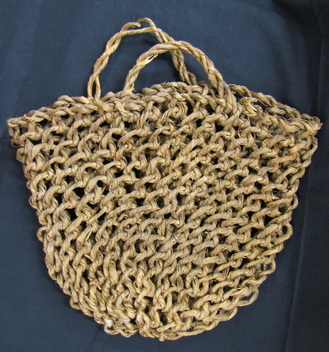 Så kallas sillakass. Enligt tradition är sådana bärkassar tillverkade i granbast.

Enligt originalkatalog: Bärkasse av rot, med 2 handtag.