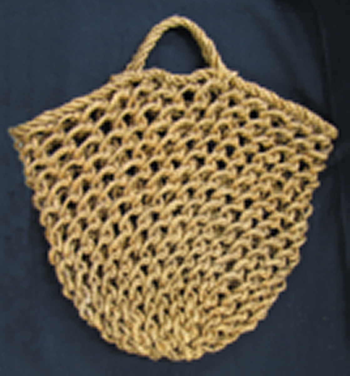 Så kallas sillakass. Enligt tradition är sådana bärkassar tillverkade i granbast.

Enligt originalkatalog: Bärkasse av rot, med 2 handtag.