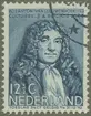 Frimärke ur Gösta Bodmans filatelistiska motivsamling, påbörjad 1950.
Frimärke från Nederländerna, 1937. Motiv av Antoin van Leeuwenhoek 1632-1723. Astronom. Naturforskare i Nederländerna. Precisionsglasslipning av linser för förstoringsglas och mikroskop. Skicklig mikroskopist. Den förste som såg en bakterie.