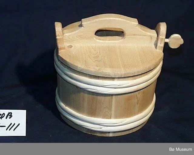 Form: Rundt tverrsnitt, fire band. Lok med fast handtak
