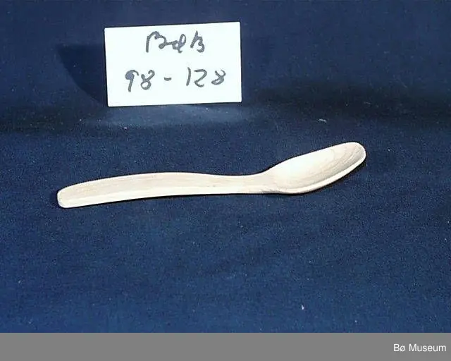 Form: Avrunda ende. Flatt skaft, innsving i legg og litt bua. 
