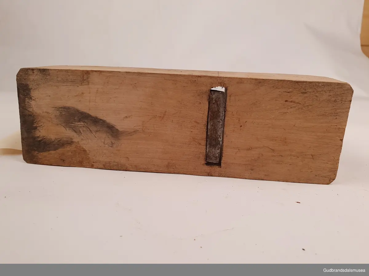 Pusshøvel til bruk ved finjusteringer av emne.
Rektangulær form, bestående av høvelstokk, kile og høvelstål. Håndtaket er felt inn i høvelstokken som en kile.
Høvelstålet er merket; E.A. Berg, Eskilstuna, Sweden.
Garanti. Hai