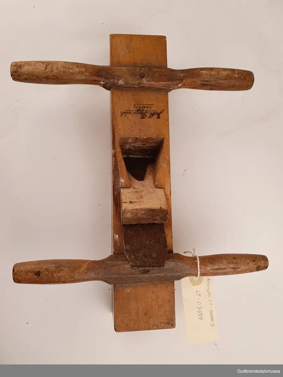 2 hånds oksehøvel, til bruk av 2 personer samtidig.
Den bak styrer, den foan drar. Bruk til gulv/vegg bord.
 Håndtak ut til sidene, med avstand mellom håndtakene 20 cm. 
Håndtakene er festet til høvelstokken med kileform og skrue på toppen.
Høvelstålet er merket Erik Anton Berg, Eskilstuna , Sweden.Høvelstålet er festet med trekile.