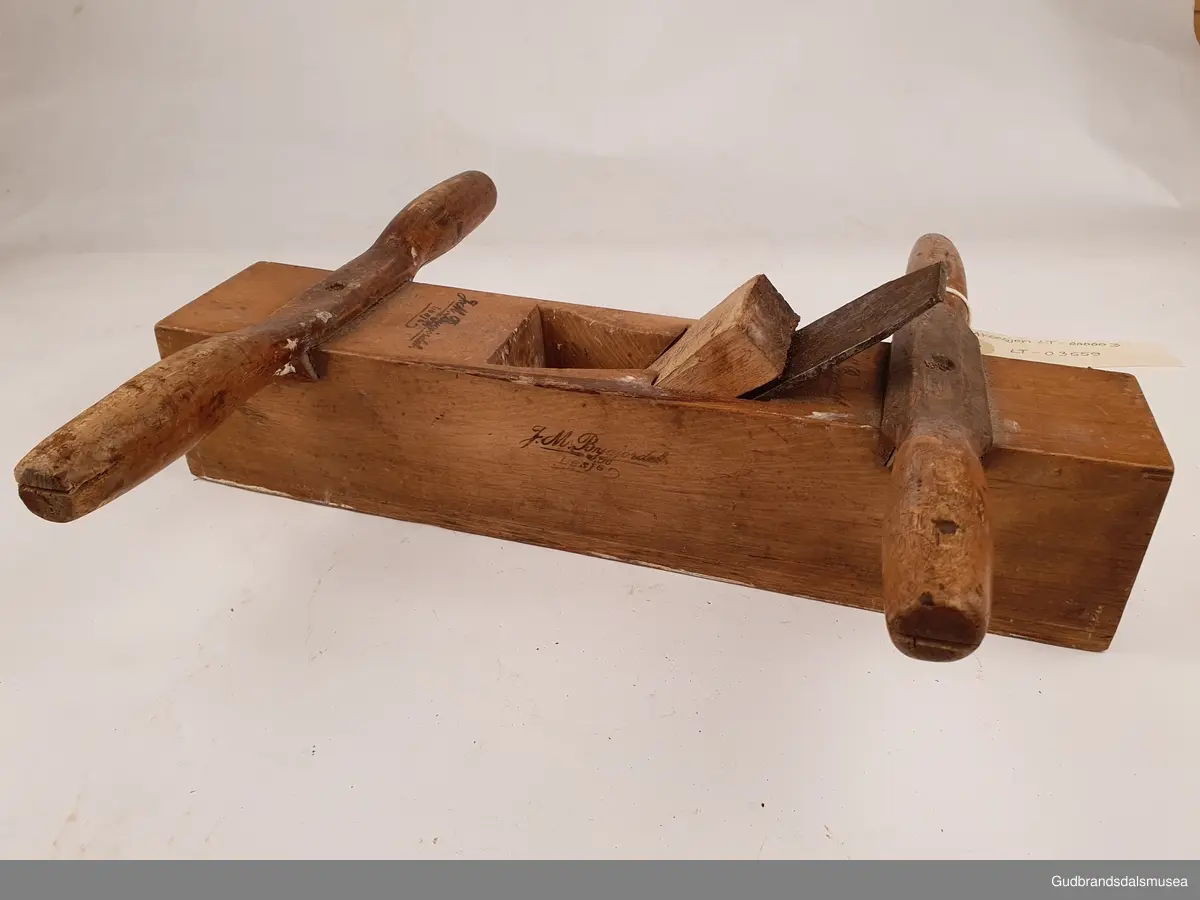 2 hånds oksehøvel, til bruk av 2 personer samtidig.
Den bak styrer, den foan drar. Bruk til gulv/vegg bord.
 Håndtak ut til sidene, med avstand mellom håndtakene 20 cm. 
Håndtakene er festet til høvelstokken med kileform og skrue på toppen.
Høvelstålet er merket Erik Anton Berg, Eskilstuna , Sweden.Høvelstålet er festet med trekile.