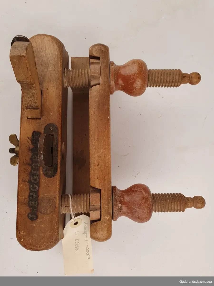 Ploghøvel, stillbar i høyde og bredde. Justeringsskruer i tre. 
Fabrikkprodusert; merket Joh-weiss.
Svimerket; J.m byggjordet, to ulike stempeltyper, 3 ulike plasser på høvelstokken.
Tilhørende 2 ekstra høvelstål. LT-03561, 01 og 02.