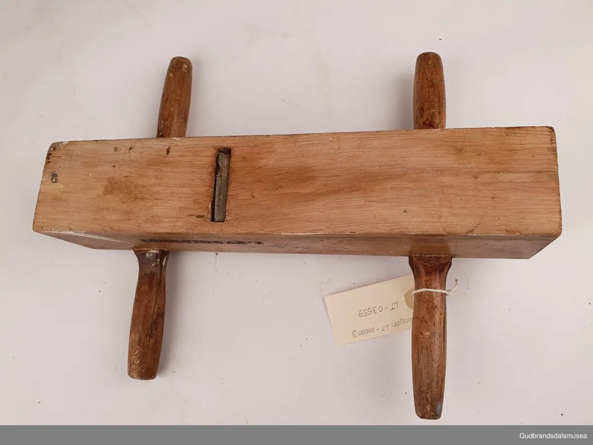 2 hånds oksehøvel, til bruk av 2 personer samtidig.
Den bak styrer, den foan drar. Bruk til gulv/vegg bord.
 Håndtak ut til sidene, med avstand mellom håndtakene 20 cm. 
Håndtakene er festet til høvelstokken med kileform og skrue på toppen.
Høvelstålet er merket Erik Anton Berg, Eskilstuna , Sweden.Høvelstålet er festet med trekile.