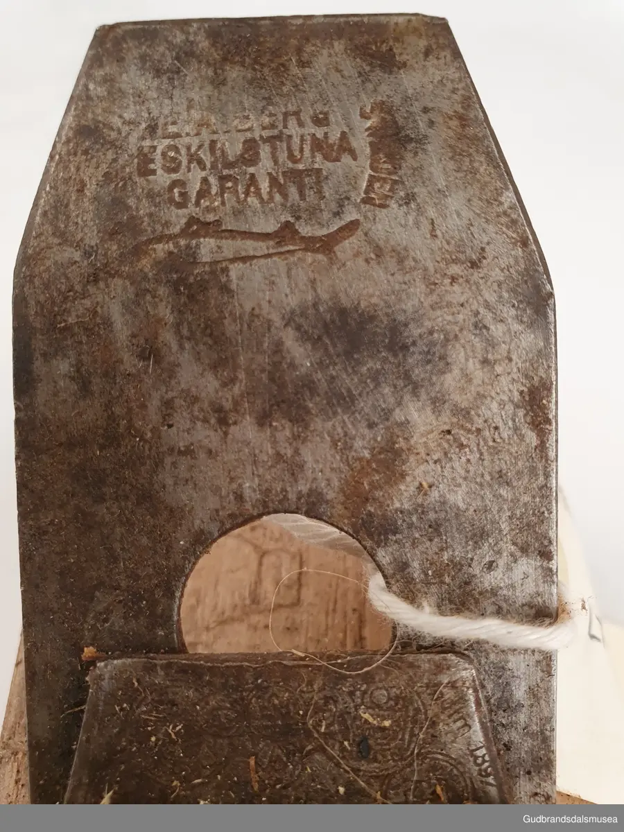 Pusshøvel til bruk ved finjusteringer av emne.
Rektangulær form, bestående av høvelstokk, kile og høvelstål. Håndtaket er felt inn i høvelstokken som en kile.
Høvelstålet er merket; E.A. Berg, Eskilstuna, Sweden.
Garanti. Hai