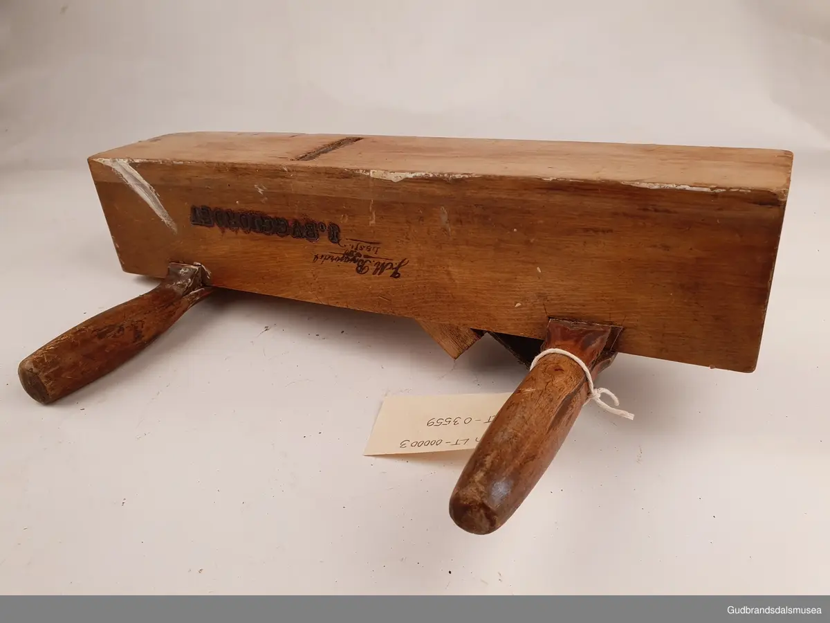 2 hånds oksehøvel, til bruk av 2 personer samtidig.
Den bak styrer, den foan drar. Bruk til gulv/vegg bord.
 Håndtak ut til sidene, med avstand mellom håndtakene 20 cm. 
Håndtakene er festet til høvelstokken med kileform og skrue på toppen.
Høvelstålet er merket Erik Anton Berg, Eskilstuna , Sweden.Høvelstålet er festet med trekile.