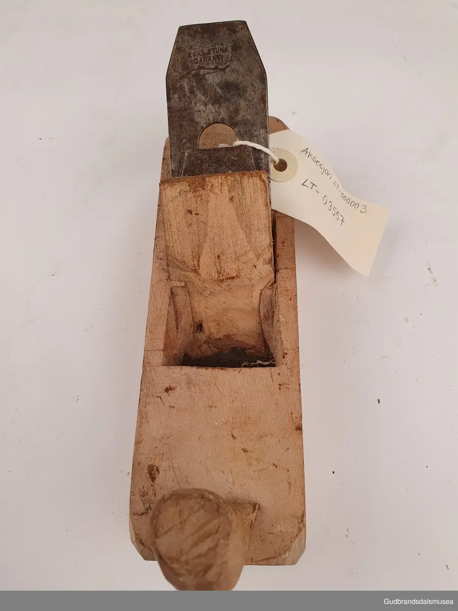 Pusshøvel til bruk ved finjusteringer av emne.
Rektangulær form, bestående av høvelstokk, kile og høvelstål. Håndtaket er felt inn i høvelstokken som en kile.
Høvelstålet er merket; E.A. Berg, Eskilstuna, Sweden.
Garanti. Hai