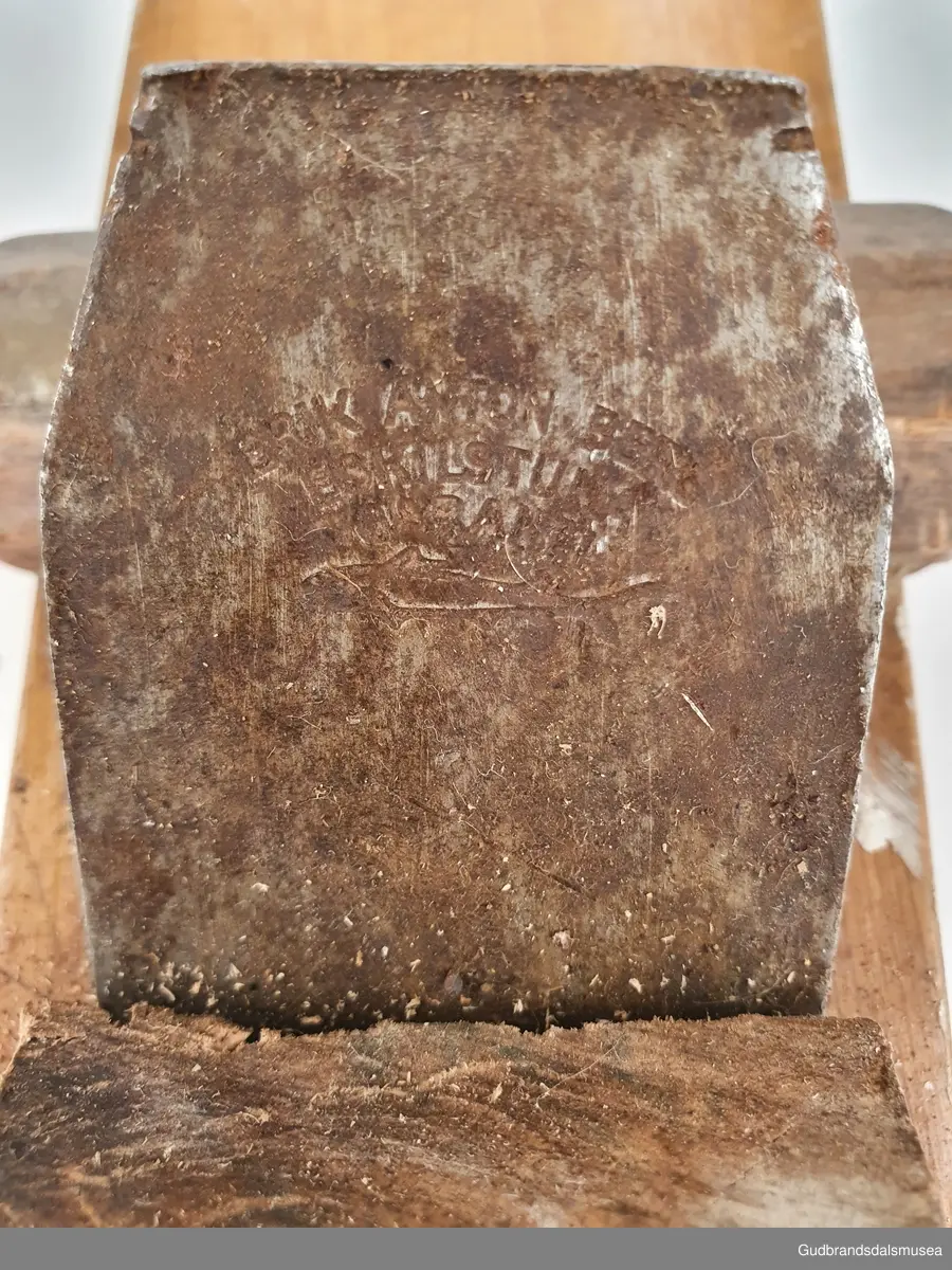 2 hånds oksehøvel, til bruk av 2 personer samtidig.
Den bak styrer, den foan drar. Bruk til gulv/vegg bord.
 Håndtak ut til sidene, med avstand mellom håndtakene 20 cm. 
Håndtakene er festet til høvelstokken med kileform og skrue på toppen.
Høvelstålet er merket Erik Anton Berg, Eskilstuna , Sweden.Høvelstålet er festet med trekile.