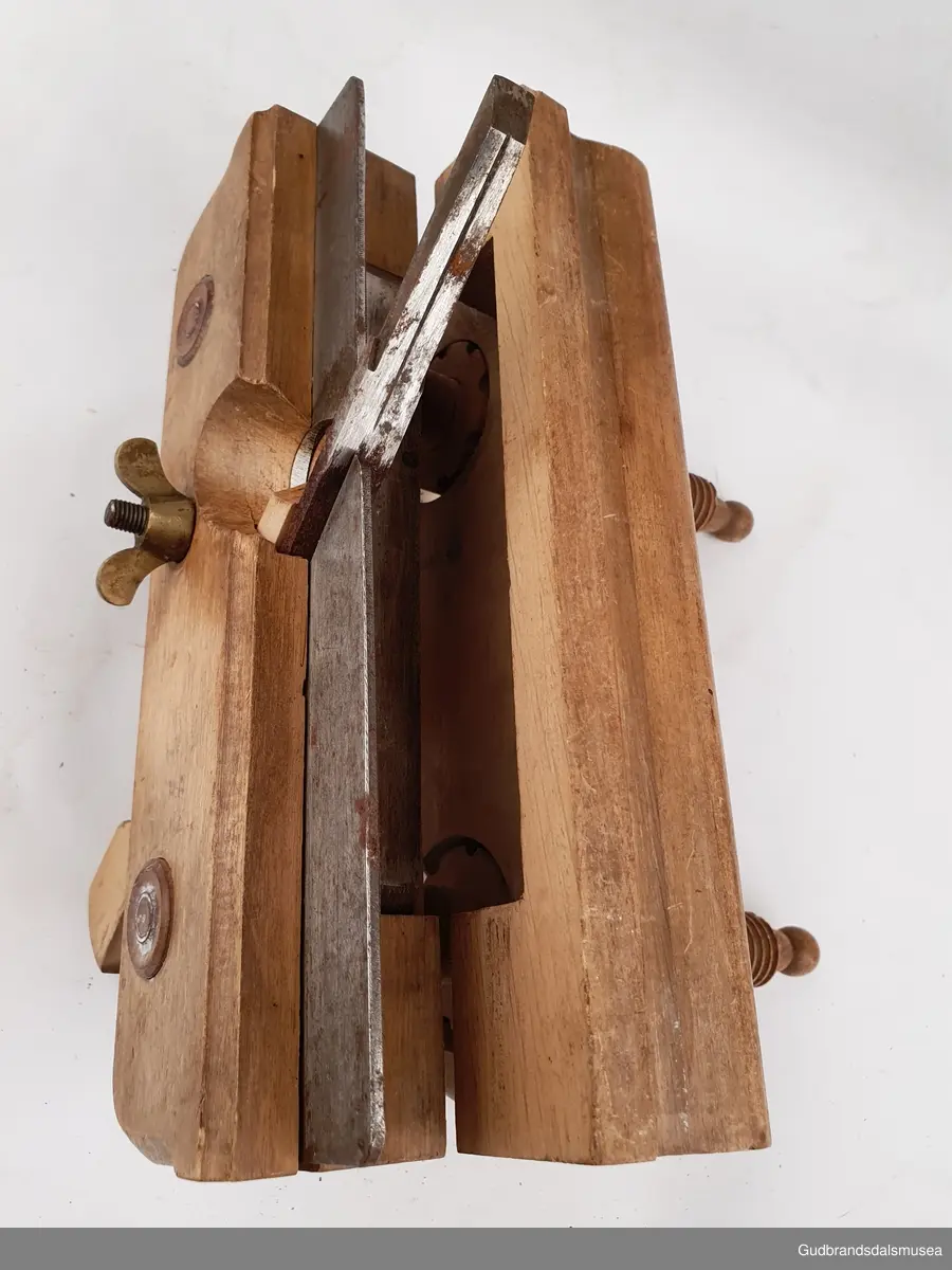 Ploghøvel, stillbar i høyde og bredde. Justeringsskruer i tre. 
Fabrikkprodusert; merket Joh-weiss.
Svimerket; J.m byggjordet, to ulike stempeltyper, 3 ulike plasser på høvelstokken.
Tilhørende 2 ekstra høvelstål. LT-03561, 01 og 02.