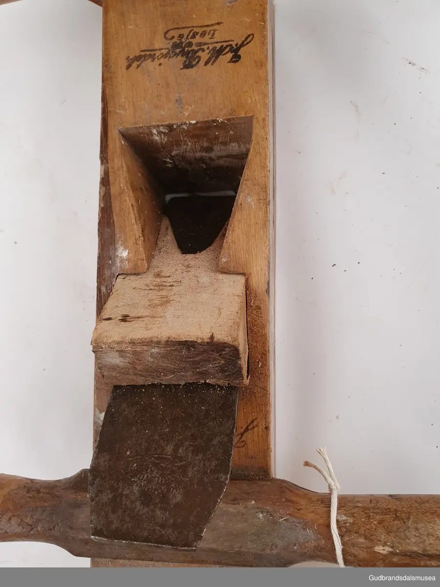 2 hånds oksehøvel, til bruk av 2 personer samtidig.
Den bak styrer, den foan drar. Bruk til gulv/vegg bord.
 Håndtak ut til sidene, med avstand mellom håndtakene 20 cm. 
Håndtakene er festet til høvelstokken med kileform og skrue på toppen.
Høvelstålet er merket Erik Anton Berg, Eskilstuna , Sweden.Høvelstålet er festet med trekile.