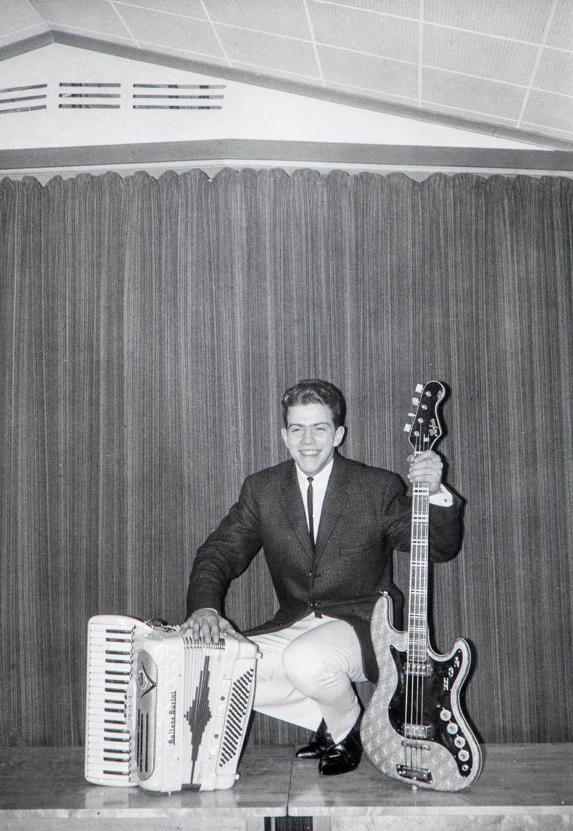 Knut Pedersen (f 1946) bass og trekkspill sittende på scenen på Øvre Vang Samfunnshus i 1965. Bilde er tatt den dagen gutta i Ole Ivars hadde fått sine nye bandantrekk. 
På denne scena spilte Knut trekkspill fra han var 8 år gammel, han spilte på basarer og andre tilstelninger. Knut var også en av initiativtakerene til bandet The Tainix, som senere ble til Ole Ivars i 1964.