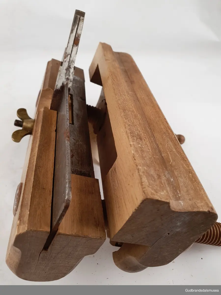 Ploghøvel, stillbar i høyde og bredde. Justeringsskruer i tre. 
Fabrikkprodusert; merket Joh-weiss.
Svimerket; J.m byggjordet, to ulike stempeltyper, 3 ulike plasser på høvelstokken.
Tilhørende 2 ekstra høvelstål. LT-03561, 01 og 02.