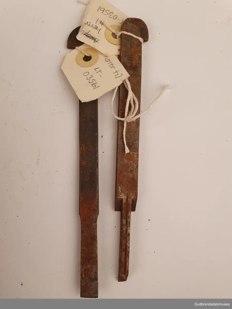 Ploghøvel, stillbar i høyde og bredde. Justeringsskruer i tre. 
Fabrikkprodusert; merket Joh-weiss.
Svimerket; J.m byggjordet, to ulike stempeltyper, 3 ulike plasser på høvelstokken.
Tilhørende 2 ekstra høvelstål. LT-03561, 01 og 02.