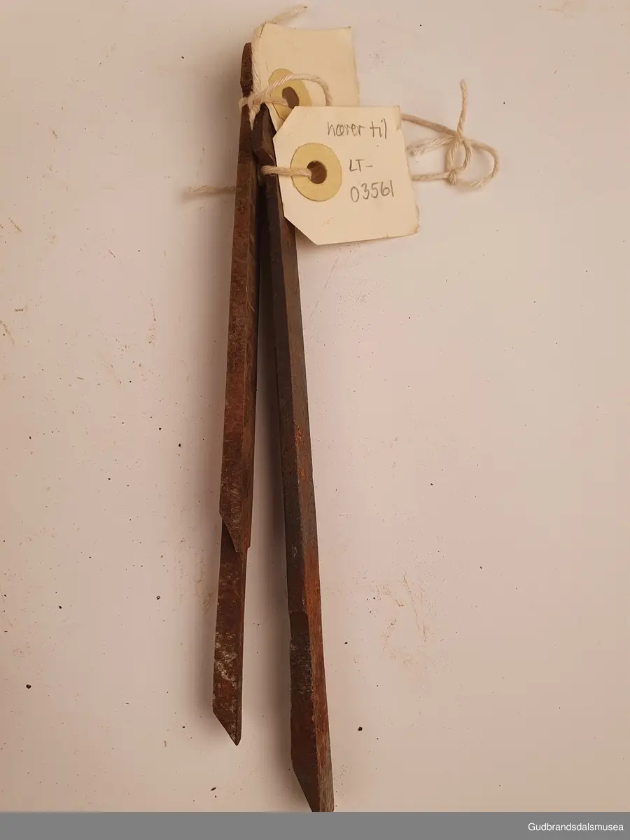 Ploghøvel, stillbar i høyde og bredde. Justeringsskruer i tre. 
Fabrikkprodusert; merket Joh-weiss.
Svimerket; J.m byggjordet, to ulike stempeltyper, 3 ulike plasser på høvelstokken.
Tilhørende 2 ekstra høvelstål. LT-03561, 01 og 02.