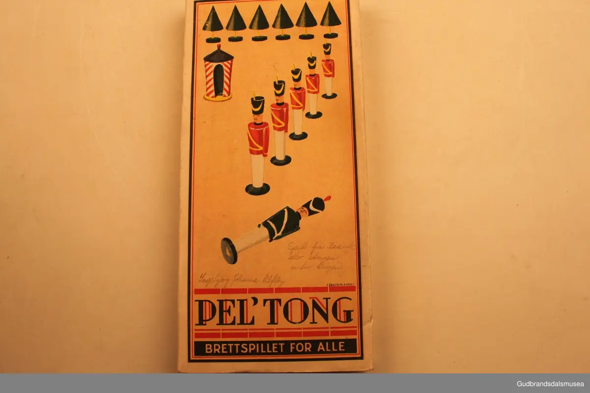 Brettspill fra ca 1940-1950 i orginaleske av papp. Spillet heter "Pel`tong", og går ut på å få fem egne brikker etterhverandre (5på rad).
Spillesken inneholder et spillebrett, som også danner esken sammenbrettet.Sammenbrettet stikkes dette inn i et fotreal av papp med logoen til spillet påtrykt. Det forhøyede spillbrettet har 20 små rom, til 10 røde spillbrikker og 10 grønne spillbrikker. Spillbrikkene er 4cm høye, dreid i tre, og skal ifølge trykk på fremsiden av esken forestille soldater. Et slags krigsspill. Eget lite hefte med spilleregler ligger i esken.
Usikker på produsent, men står merket" Kvalitetsmerke Sertifikat for spill og leker" og "Patent anm. mønster- besk." på esken.