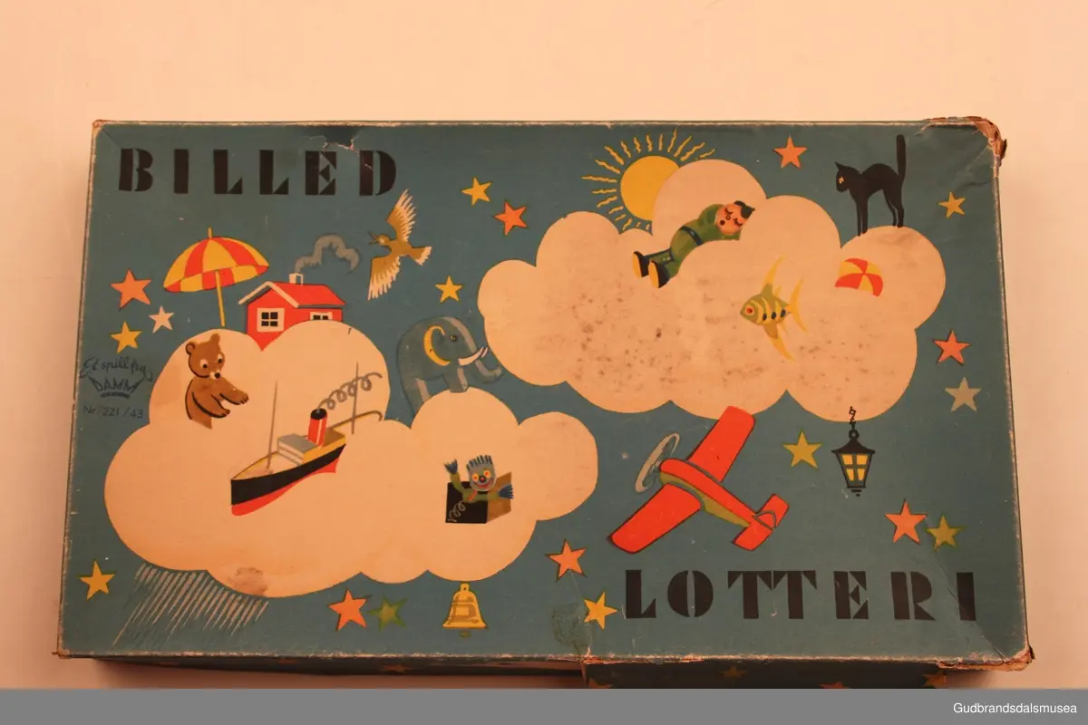 Brettspill fra ca 1940-1950 i orginaleske av papp. Esken inneholder 6 spillebrett og 35 stk bildekort. 
Bildelotteri og dyrelotteri står det som overskrift på spillereglene som er trykt på papir og limt fast i lokket på esken. 
Innmaten i esken er satt sammen av 3 pappbiter, som danner områder som spillebrett og bildekort har sin faste plass i.