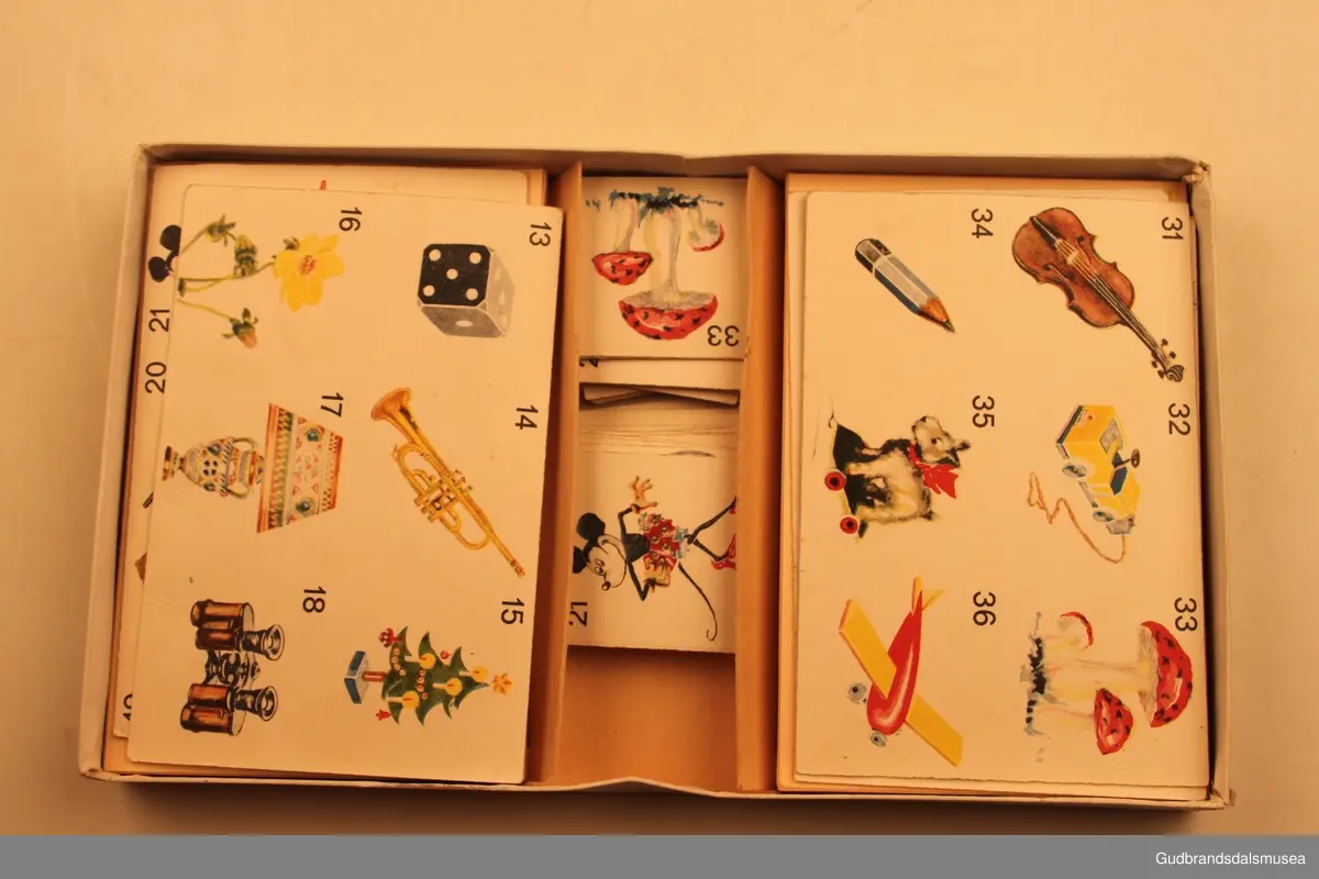 Brettspill fra ca 1940-1950 i orginaleske av papp. Esken inneholder 6 spillebrett og 35 stk bildekort. 
Bildelotteri og dyrelotteri står det som overskrift på spillereglene som er trykt på papir og limt fast i lokket på esken. 
Innmaten i esken er satt sammen av 3 pappbiter, som danner områder som spillebrett og bildekort har sin faste plass i.