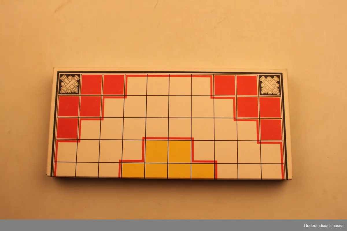 Brettspill fra ca 1940-1950 i orginaleske av papp. Spillet heter "Pel`tong", og går ut på å få fem egne brikker etterhverandre (5på rad).
Spillesken inneholder et spillebrett, som også danner esken sammenbrettet.Sammenbrettet stikkes dette inn i et fotreal av papp med logoen til spillet påtrykt. Det forhøyede spillbrettet har 20 små rom, til 10 røde spillbrikker og 10 grønne spillbrikker. Spillbrikkene er 4cm høye, dreid i tre, og skal ifølge trykk på fremsiden av esken forestille soldater. Et slags krigsspill. Eget lite hefte med spilleregler ligger i esken.
Usikker på produsent, men står merket" Kvalitetsmerke Sertifikat for spill og leker" og "Patent anm. mønster- besk." på esken.